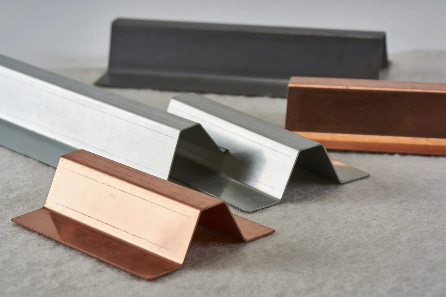 Gekantete Bleche aus Aluminium, Kupfer und anthrazit beschichtetem Blech
