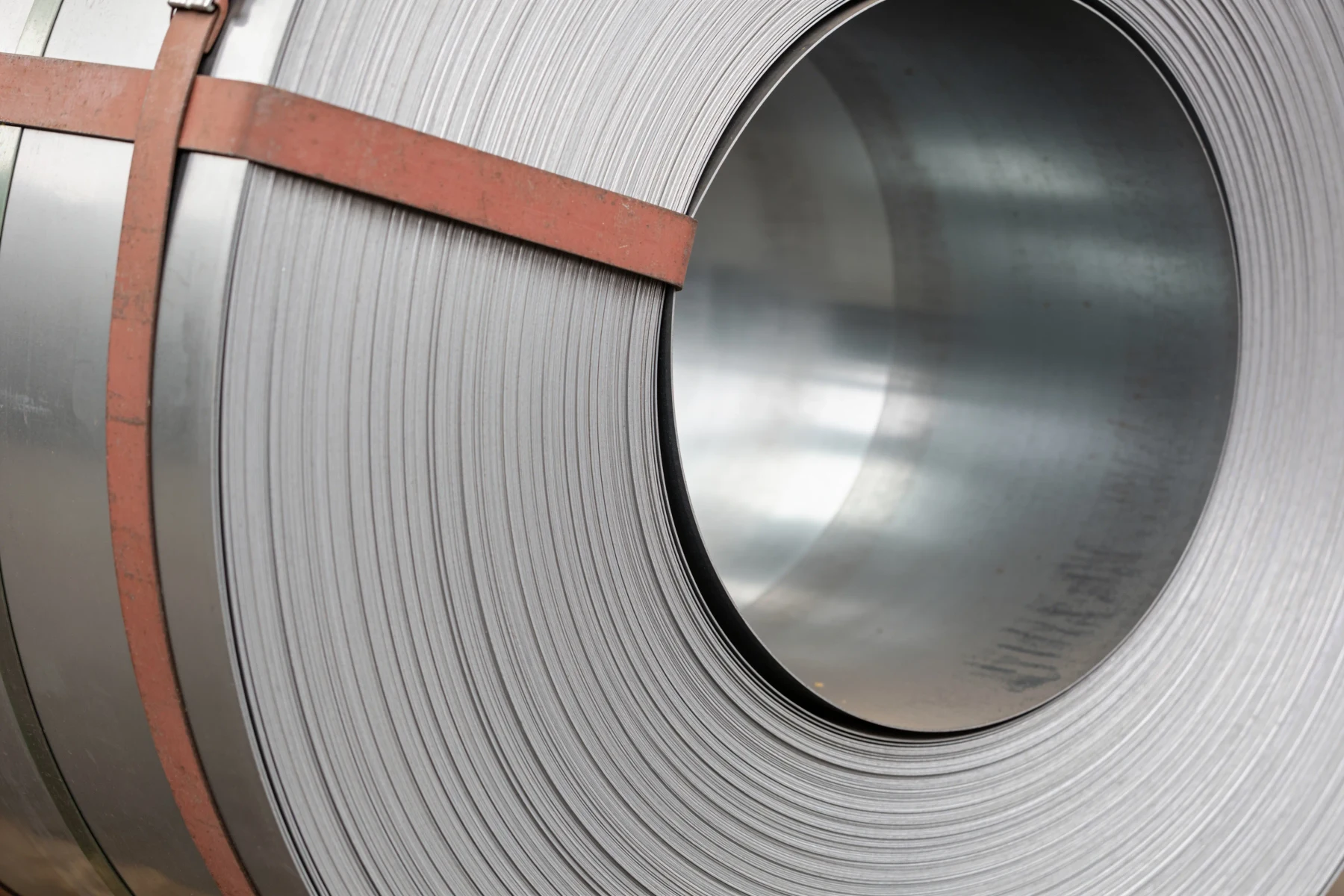 Rand eines Aluminium-Coils mit rotem Umreifungsband