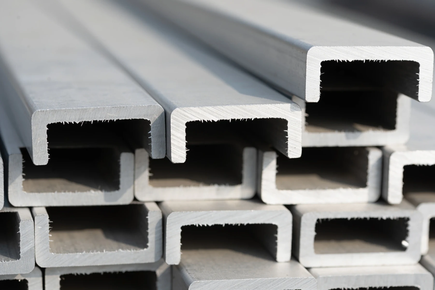 Stirnseiten gestapelter Aluminium-U-Profile in Nahaufnahme