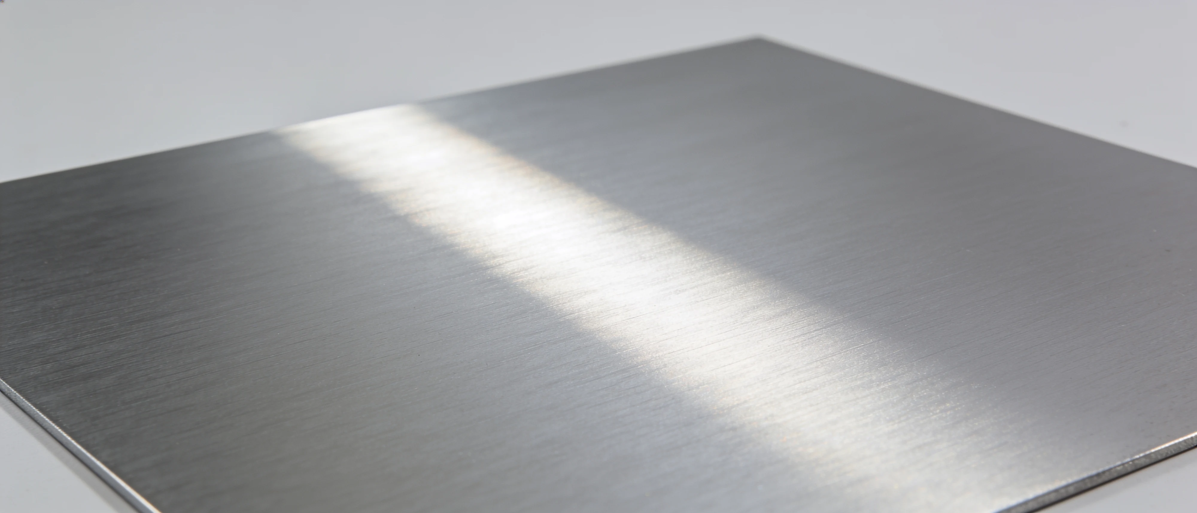 Gebürstetes Aluminiumblech im Streiflicht