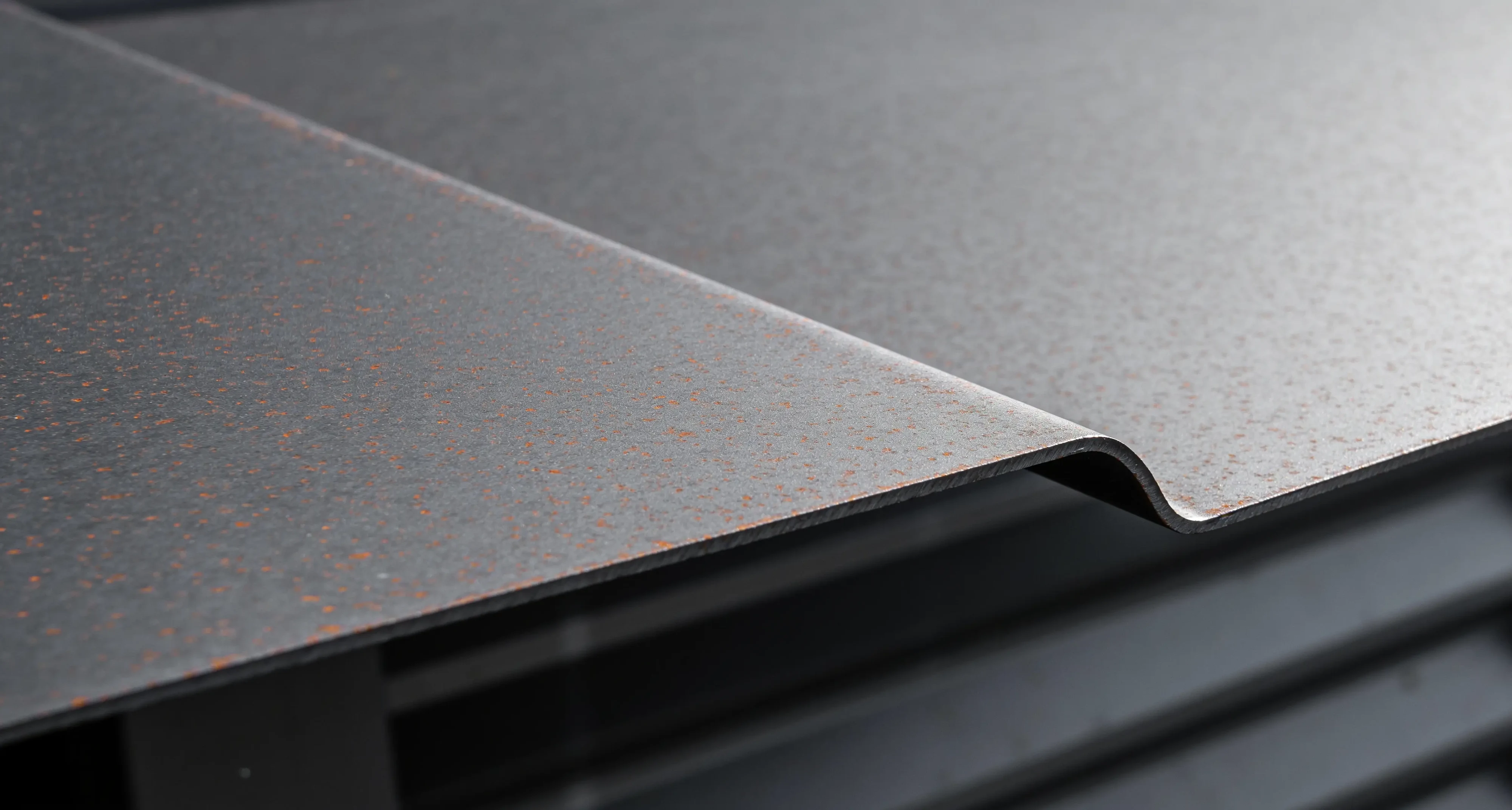 Anthrazit pulverbeschichtetes Aluminiumblech mit gekanteter Kante, Nahaufnahme