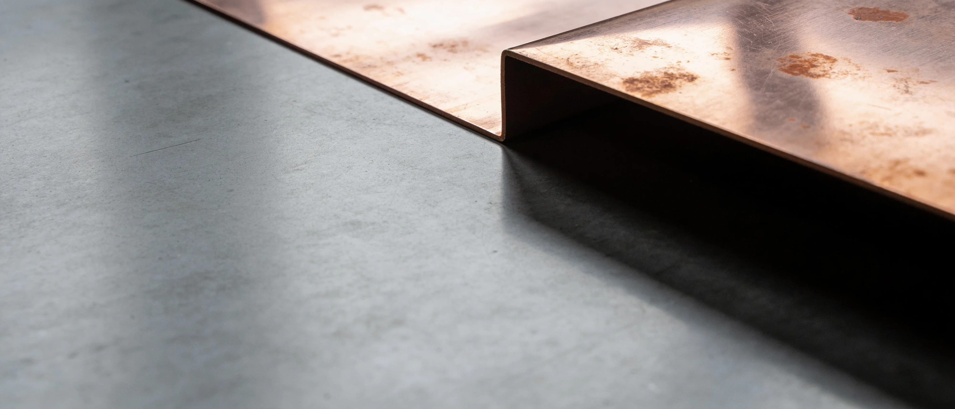 Kupferblech mit beginnender brauner Oxidation und gekanteter Kante
