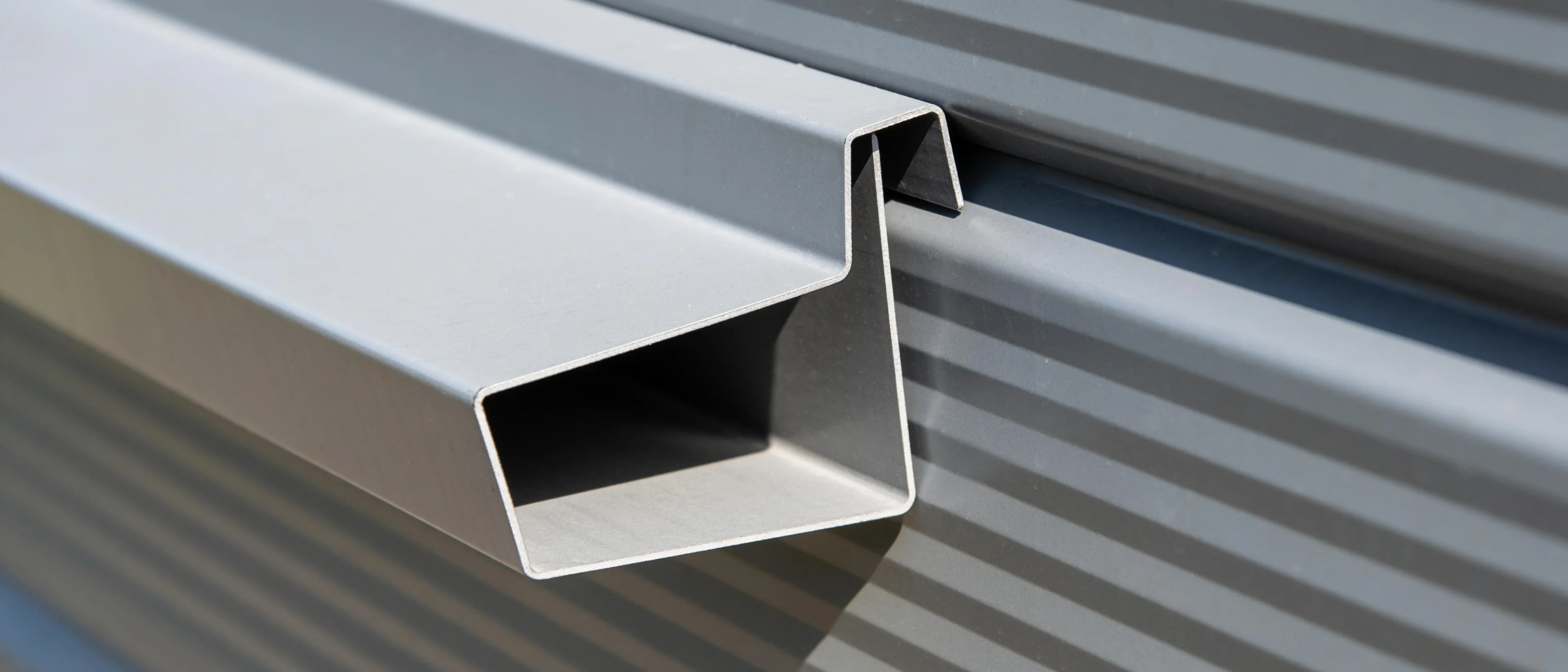 Mauerabdeckung aus hellgrau beschichtetem Aluminium mit Tropfkante, Nahaufnahme