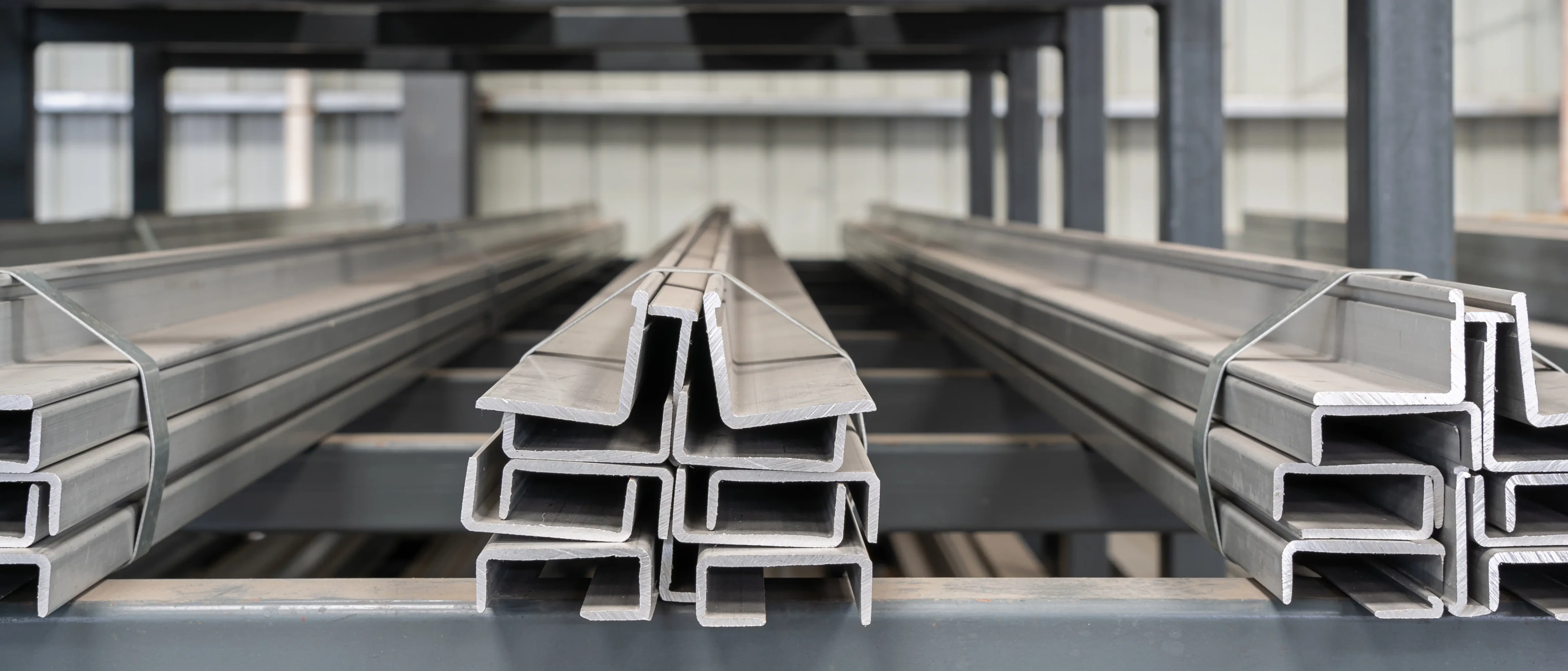 Gebündelte Aluminium-U-Profile auf einem Kragarmregal