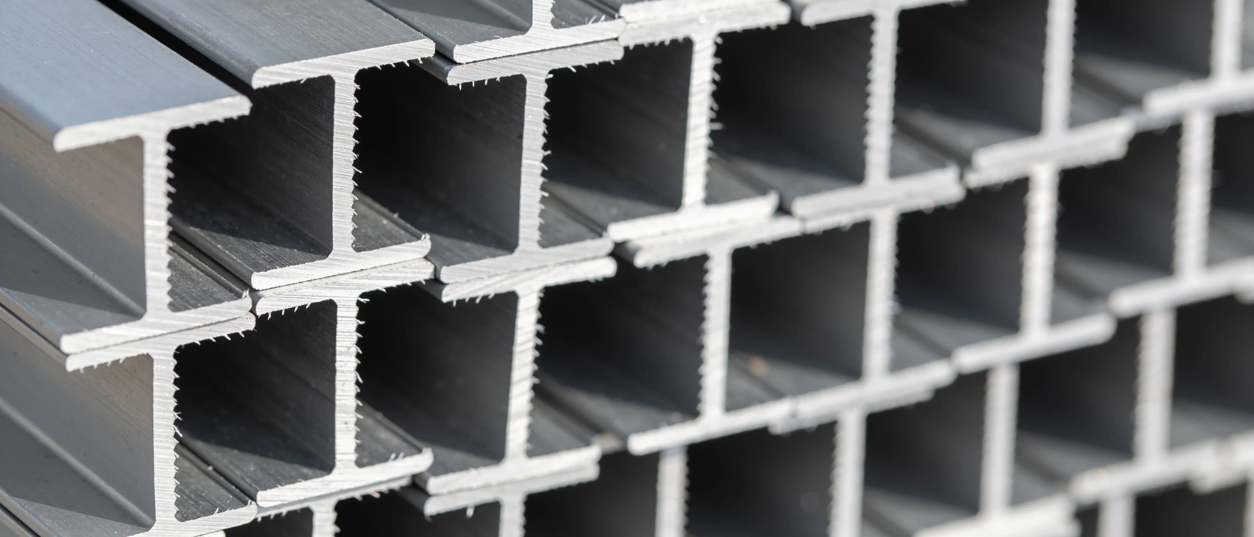 Stirnseiten gestapelter Aluminiumprofile in Nahaufnahme