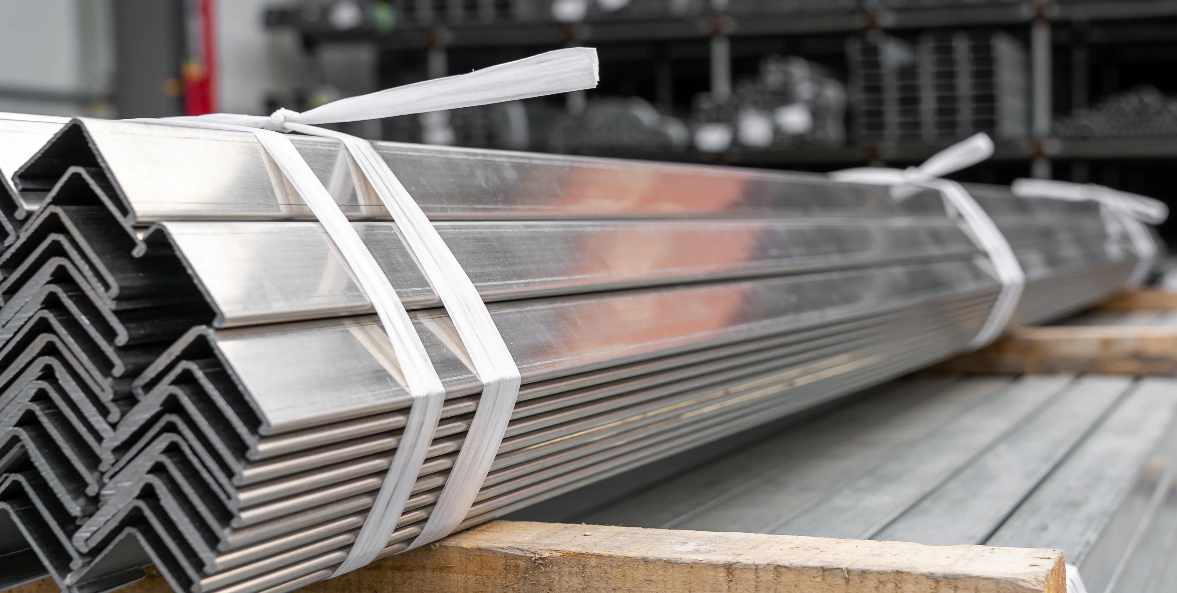 Mit Band umreifte Aluminiumwinkel auf einer Palette