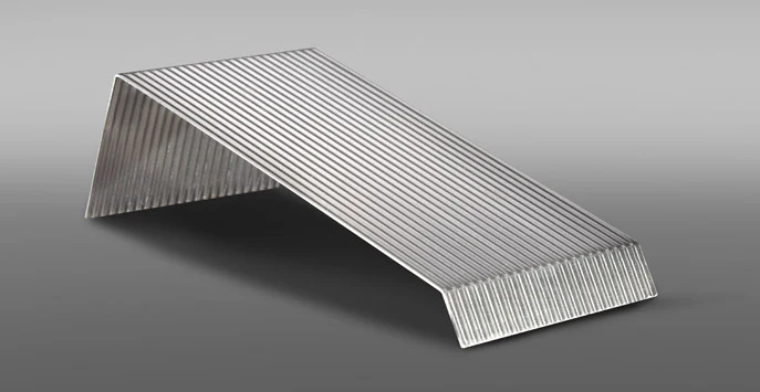 Mauerabdeckung aus Aluminium mit Tropfkanten auf beiden Seiten