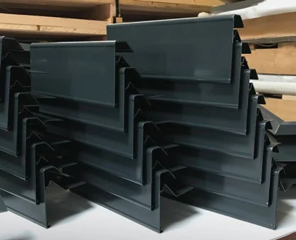 Anthrazitfarben beschichtete Aluminiumprofile im Stapel