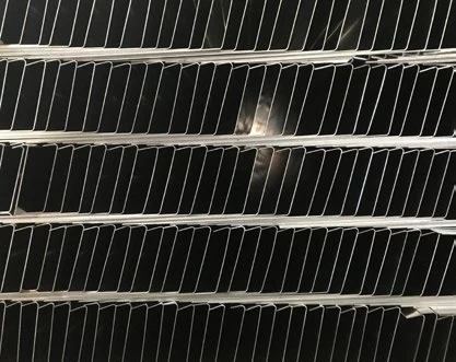 Dunkle Aluminiumprofile dicht gestapelt