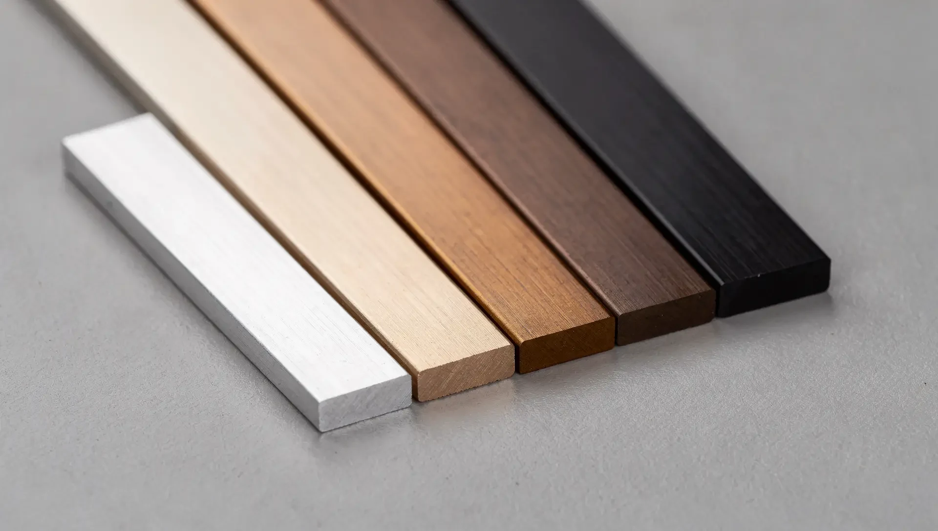 Aluminium-Flachstangen natur und eloxiert in Champagner, Bronze und Schwarz